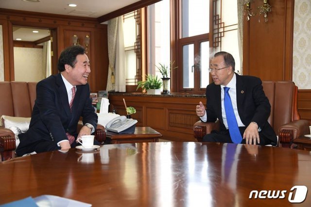 이낙연 국무총리가 25일 반기문 전 유엔사무총장을 면담했다. (이총리 페이스북) © 뉴스1