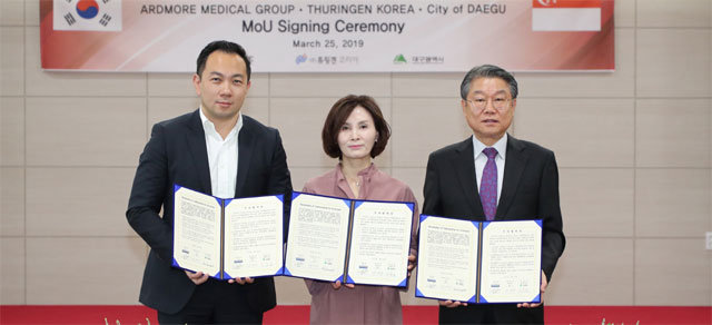 숀응 아드모어병원그룹 대표와 강연자 튜링겐코리아 대표, 이승호 대구시 경제부시장(왼쪽부터)이 25일 대구 동구 튜링겐코리아 본사에서 투자 협약을 체결하고 있다. 싱가포르의 아드모어병원그룹은 튜링겐코리아에 1000만 달러를 투자한다. 대구시 제공