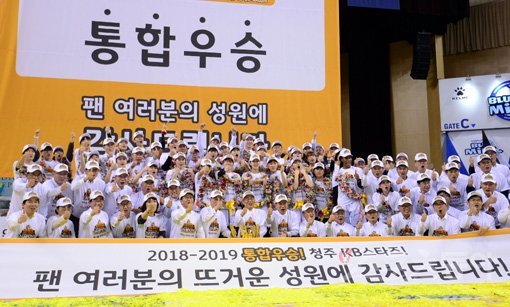 25일 용인실내체육관에서 열린 ‘우리은행 2018-2019 여자 프로농구’ 챔피언결정전 3차전 청주 KB스타즈와 용인삼성생명 경기에서 KB스타즈가 73-64로 승리하며 창단 첫 통합우승을 차지했다. KB스타즈 선수들이 우승트로피를 들고 기념촬영을 하고 있다. 용인｜김종원 기자 won@donga.com