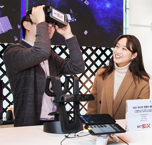 다음 달 5일로 예정된 5G 통신 상용화를 앞두고 SK텔레콤이 서울 중구 본사 1층에서 ‘갤럭시 S10 5G’를 활용해 가상현실(VR)을 비롯한 다양한 서비스를 체험할 수 있는 공간을 마련했다. SK텔레콤 제공