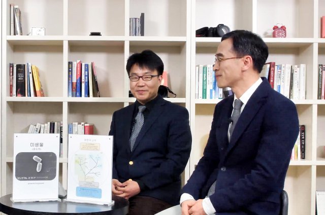 대한미래의학회 안성기 학술이사(오른쪽)와 지놈앤컴퍼니 박한수 대표가 이야기를 나누고 있다.
