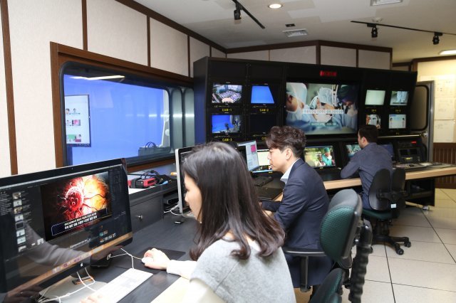 서울아산병원 메디컬 스튜디오에서 직원들이 환자들에게 제공할 질환정보 영상을 편집하고 있다. 서울아산병원 제공