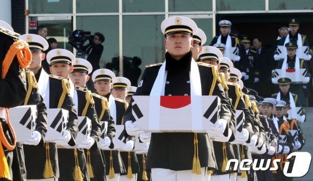 12일 오전 서울 동작구 국립서울현충원에서 열린 ‘2018년 6·25 전사자 합동봉안식’에서 군 장병들이 발굴된 유해 365위의 영헌을 봉송하고 있다. 2018.12.12/뉴스1 © News1