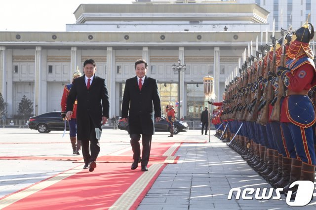 이낙연 총리와 후렐수흐 몽골 총리가 회담을 위해 의장대의 사열을 받으며 정부청사에 입장하고 있다.(총리실 제공)