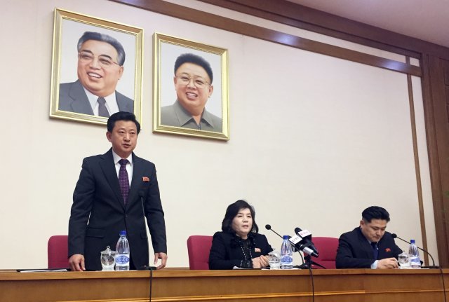 “北 군부-군수업체 ‘핵 포기 말라’… 김정은에 청원 편지 수천통 올려”