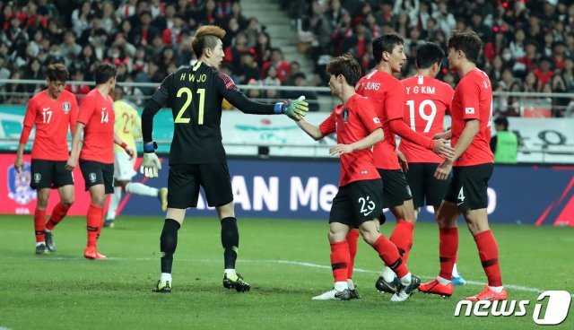 조현우가 26일 오후 서울 마포구 서울월드컵경기장에서 열린 대한민국 축구 대표팀과 콜롬비아 대표팀의 평가전에서 선방을 한 후 동료들과 하이파이브를 하고 있다. 2019.3.26/뉴스1 © News1