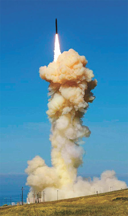 25일(현지 시간) 미 미사일방어청(MDA)이 캘리포니아주 
반덴버그 공군기지에서 시험용 대륙간탄도미사일(ICBM)을 격추하기 위해 지상기반요격미사일을 발사하고 있다. 캘리포니아=AP 뉴시스