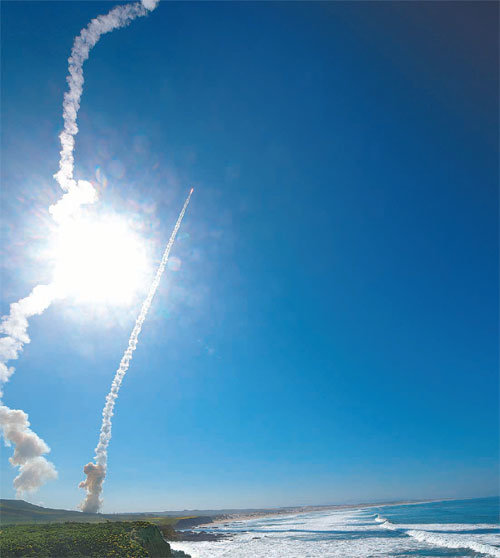25일 미국 캘리포니아주 반덴버그 공군 기지에서 지상발사요격미사일(GBI) 2기가 수초 간격으로 발사되고 있다. 미 국방부 산하 미사일방어국(MDA) 제공