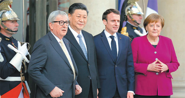 마크롱, 메르켈-융커 불러 시진핑과 회담 유럽을 순방 중인 시진핑 중국 국가주석(오른쪽에서 세 번째)이 26일 프랑스 파리 엘리제궁에서 앙겔라 메르켈 독일 총리, 에마뉘엘 마크롱 프랑스 대통령, 장클로드 융커 유럽연합(EU) 집행위원장(오른쪽부터)과 회담 전 기념사진을 촬영하고 있다. 다음 달 EU와 중국의 정상회의에 앞서 열린 이날 회담에서는 양측의 향후 협력 방안 등을 논의했다. 파리=AP 뉴시스