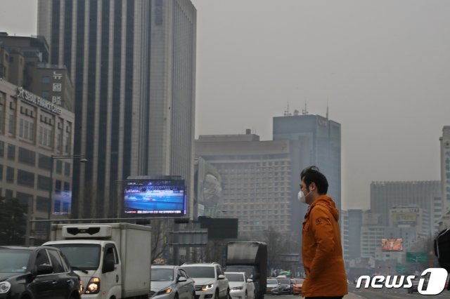 서울 광화문광장에서 마스크를 쓴 시민들이 출근길 발걸음을 재촉하고 있다. © News1