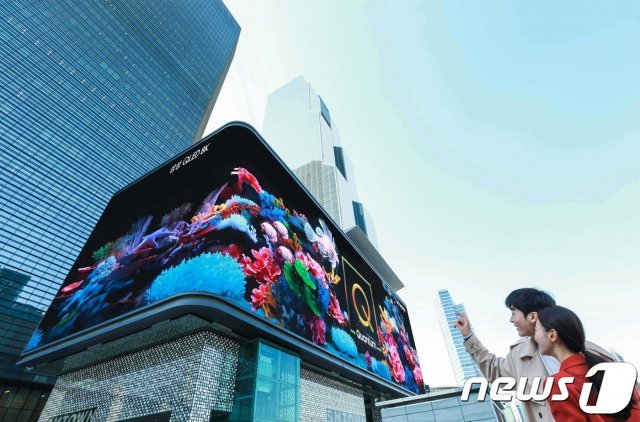 삼성전자가 2019년형 ‘QLED 8K’ TV 출시를 기념, 서울 삼성동 코엑스 일대 옥외광고 자유표시구역에서 디지털 사이니지를 통한 대대적 홍보에 나섰다.  (삼성전자 제공)뉴스1