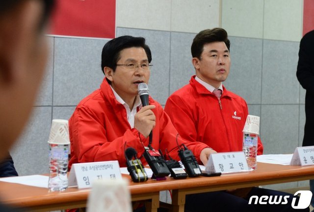 황교안 자유한국당 대표가 26일 오전 경남 창원시 성산구 상남시장 상인회 사무실에서 열린 ‘소상공인 살리기 정책간담회’에 참석해 발언하고 있다. 2019.3.26/뉴스1