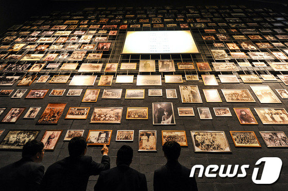 부산 남구 일제강제동원역사관을 찾은 관람객들이 벽에 걸린 사진자료를 관람하고 있다./뉴스1 © News1