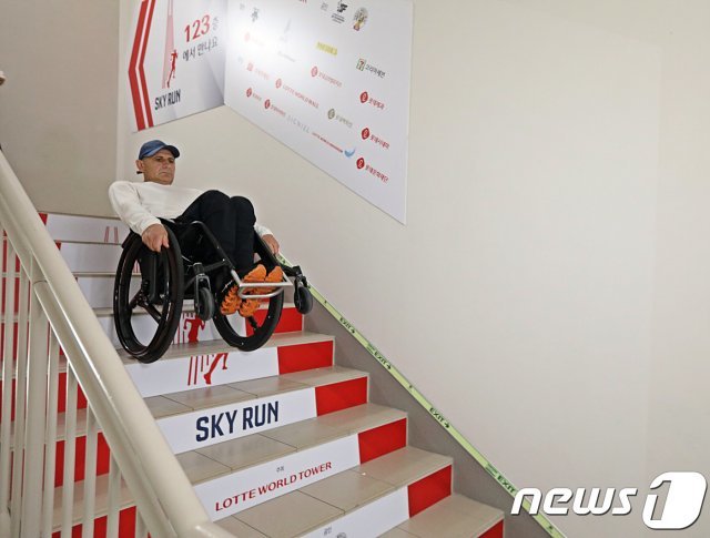 알바니아 패럴림픽 국가대표인 하키도쿠 선수가 27일 롯데월드타워에서 ‘휠체어 계단 내려가기’ 기네스 기록에 도전해 성공했다.  (사진제공=롯데물산) © 뉴스1