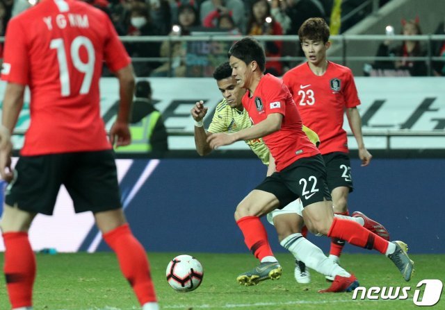 권창훈이 26일 오후 서울 마포구 상암동 서울월드컵경기장에서 열린 대한민국 축구 대표팀과 콜롬비아 대표팀의 평가전에서 드리블을 하고 있다. 2019.3.26/뉴스1 © News1