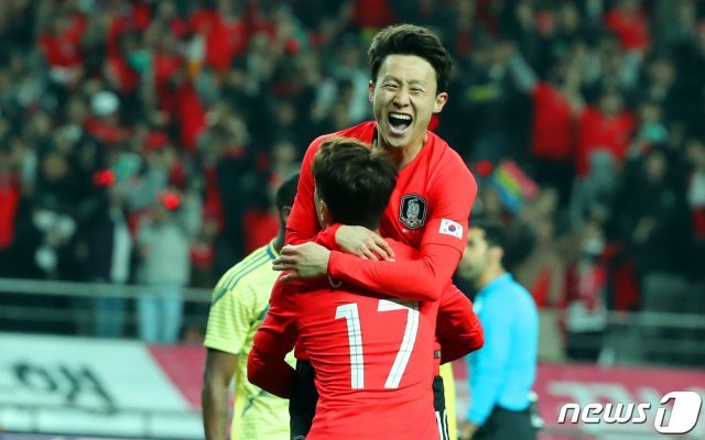 이재성이 26일 오후 서울 마포구 서울월드컵경기장에서 열린 대한민국 축구 대표팀과 콜롬비아 대표팀의 평가전에서 추가골을 넣고 이청용과 기뻐하고 있다. 2019.3.26/뉴스1 © News1