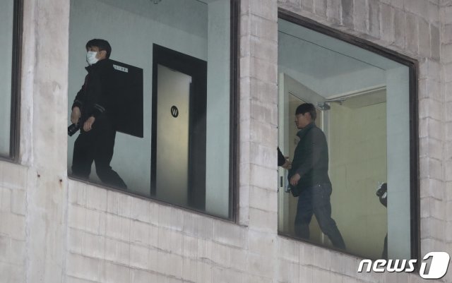 이부진 호텔신라 사장의 프로포폴 상습 투약 의혹을 수사 중인 경찰이 23일 투약 장소로 지목된 서울 강남구 청담동의 한 병원을 전격 압수수색하고 있다. 2019.3.23/뉴스1 © News1