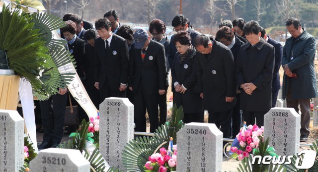 천안함 유족들이 22일 오전 국립대전현충원에서 열린 제4회 서해수호의 날 기념식을 마친 뒤 천안함 46용사 묘역을 찾아 참배를 하고 있다. 2019.3.22/뉴스1 © News1
