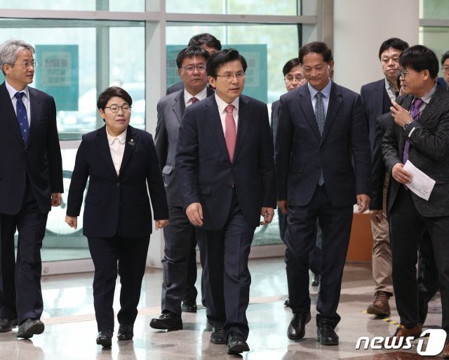 황교안 자유한국당 대표가 27일 오후 경기 고양시 고양꽃전시관에서 열린 중장년 일자리 박람회를 방문해 부스를 둘러보고 있다. 2019.3.27/뉴스1 © News1