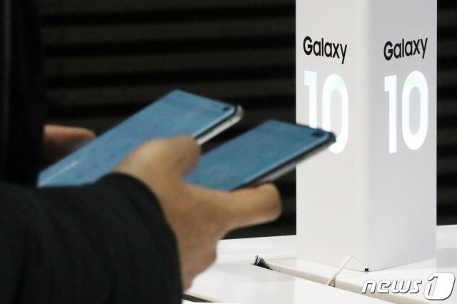 서울 서초구 삼성전자 딜라이트숍에서 시민들이 갤럭시 S10을 살펴보고 있다. 2019.2.25/뉴스1 © News1 민경석 기자