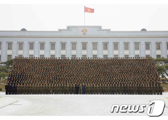 김정은 북한 국무위원장이 평양 5월1일 경기장에서 조선인민군 제5차 중대장·중대정치지도원대회 참가자들과 기념촬영하는 모습을 28일 노동신문이 보도했다.(노동신문) 2019.3.28/뉴스1