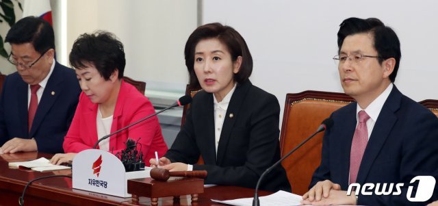 나경원 자유한국당 원내대표가 28일 서울 여의도 국회에서 열린 최고위원회의에서 모두발언을 하고 있다. 2019.3.28/뉴스1 © News1