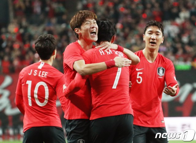 대한민국 축구 대표팀 선수들이 26일 오후 서울 마포구 서울월드컵경기장에서 열린 대한민국 축구 대표팀과 콜롬비아 대표팀의 평가전에서 손흥민의 선취득점에 기뻐하고 있다. 2019.3.26/뉴스1 © News1