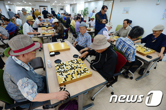 종로구 서울노인복지센터에서 어르신들이 바둑을 즐기고 있다.  © News1