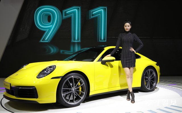 28일 오전 경기 고양시 일산 킨텍스에서 열린 ‘2019 서울모터쇼’ 프레스데이 포르쉐 부스에서 신형 911이 소개되고 있다. 고양=송은석기자 silverstone@donga.com