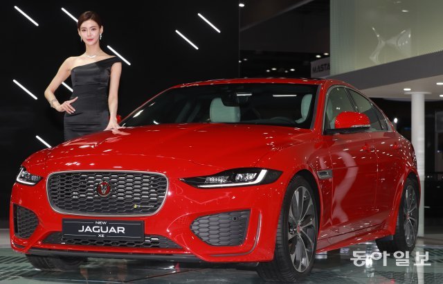 28일 오전 경기 고양시 일산 킨텍스에서 열린 ‘2019 서울모터쇼’ 프레스데이 르노 삼성 부스에서 재규어 XE가 소개되고 있다. 고양=송은석기자 silverstone@donga.com