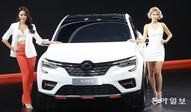 28일 오전 경기 고양시 일산 킨텍스에서 열린 ‘2019 서울모터쇼’ 프레스데이 르노 삼성 부스에서 신차 XM3가 공개되고 있다. 고양=송은석기자 silverstone@donga.com