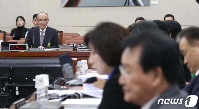 조동호 과학기술정보통신부 장관 후보자가 27일 오후 서울 여의도 국회에서 열린 과학기술정보방송통신위원회의 인사청문회에서 의원 질의를 경청하고 있다. © News1