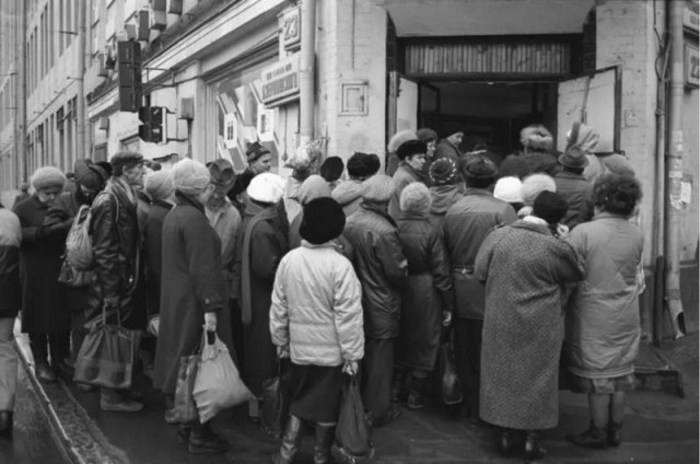 빵을 사려고 줄을 선 옛 소련 사람들. 인터넷 캡처
