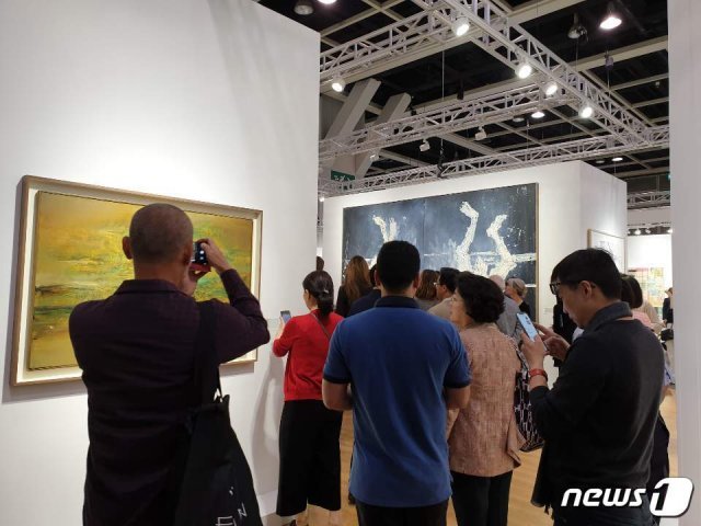 27일 홍콩 컨벤션 센터에서 열린 제7회 아트바젤 홍콩 VIP 프리뷰에서 관람객들이 가고시안 갤러리에서 출품한 작품들을 감상하고 있다.© 뉴스1