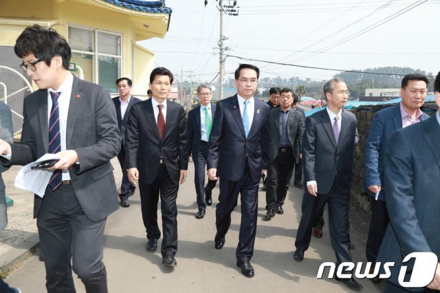 권태성 국민권익위원회 부위원장이 민원현장을 둘러보고 있다. (권익위 제공) © 뉴스1