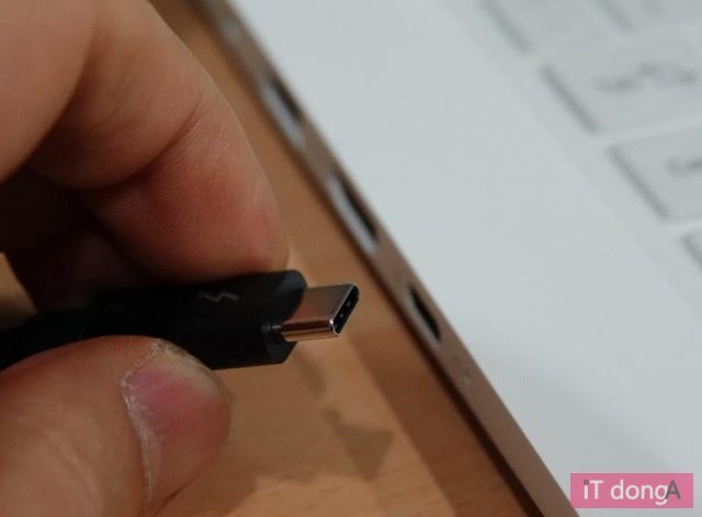 썬더볼트 단자에 외장 그래픽카드 연결, 출처: IT동아