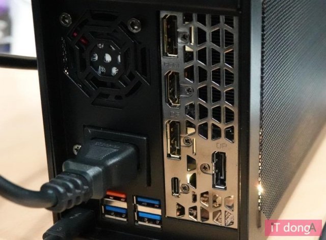 데스크탑용 그래픽카드와 동일한 출력 단자를 제공한다, 출처: IT동아