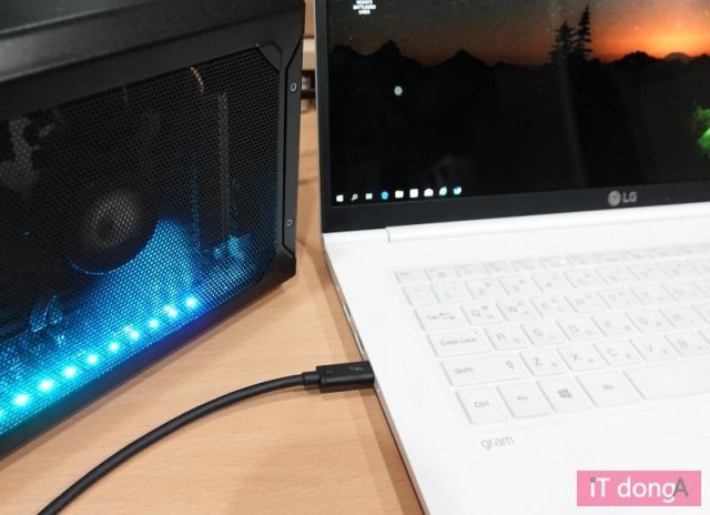 썬더볼트로는 노트북 전원 충전도 가능하다, 출처: IT동아