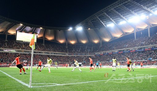 한국 축구에 흥행바람이 몰아치고 있다. 축구대표팀의 A매치가 열리는 곳마다 문전성시를 이룬다. A매치 6경기 연속 매진행진이 이어졌다. 한국 축구의 흥행 바람이 계속되면서 대한축구협회는 스폰서 계약에 있어 유리한 입장에 섰다. 사진은 지난 26일 한국과 콜롬비아의 평가전이 열린 서울월드컵경기장의 모습. 이날도 6만 명이 훌쩍 넘는 만원관중이 들어찼다. 상암｜김진환 기자 kwangshin00@donga.com