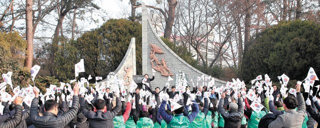 1976년 동아일보사와 강진군 유지들이 강진읍 서성리에 건립한 3·1운동 기념비 앞에서 주민들이 대한독립만세를 외치고 있다. 강진군 제공