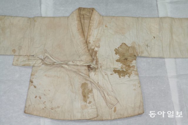 2009년 동아일보에 공개된 문용기 선생의 저고리. 왼쪽 가슴 부분에 일본 헌병의 칼에 찔려 생긴 구멍과 핏자국이 선명하다. 진품은 현재 독립기념관 수장고에 보관돼 있다.