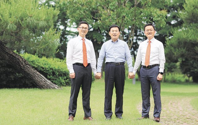 삼한C1은 2세 경영 시대를 열고 100년 기업 도약을 준비 중이다. 왼쪽부터 한대곤 본부장, 한삼화 회장, 한승윤 사장.