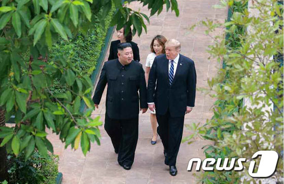 김정은 북한 국무위원장과 도널드 트럼프 미국 대통령이 2월 28일 베트남 하노이 메트로폴 호텔에서 단독회담, 확대회담을 했다고 노동신문이 1일 보도했다.(노동신문)