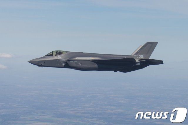 한국공군의 F-35A 1호기가 시험비행을 하고 있는 모습. (방위사업청 제공)