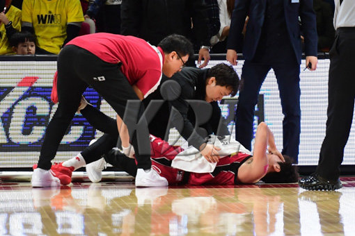 LG의 김시래가 지난 26일 창원에서 열린 KT와의 PO 2차전에서 4쿼터 막바지 햄스트링 통증을 호소하고 있다. 사진제공 | KBL