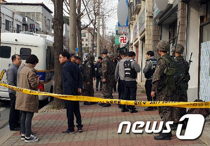 충북 청주에서 수류탄을 주웠다는 허위 신고가 접수돼 군부대와 경찰 등 대규모 병·경력이 출동하는 소동이 벌어졌다. (독자 제공)