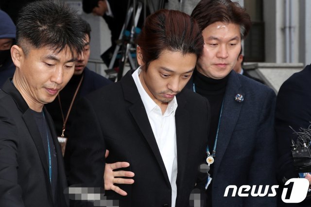 이성과의 성관계를 불법 촬영해 유포한 혐의를 받고 있는 가수 정준영(30)이 29일 오전 서울 종로경찰서를 나서 검찰로 송치되고 있다. © News1