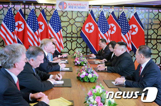 김정은 북한 국무위원장과 도널드 트럼프 미국 대통령은 지난달 28일 베트남 하노이 메트로폴 호텔에서 단독회담, 확대회담을 했다가졌다  (노동신문)2019.3.1/뉴스1