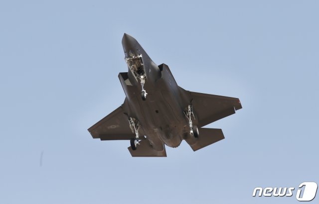 대한민국 공군의 첫 스텔스 전투기인 F-35A 2대가 29일 오후 충북 청주시 청원구 17전투 비행단으로 착륙하고 있다. F-35A는 전력화 과정을 거쳐 4~5월 실전에 배치될 예정이다. 2019.3.29/뉴스1