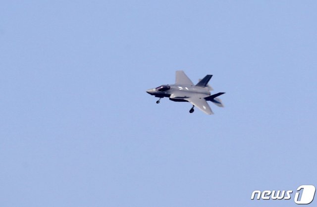 대한민국 공군의 첫 스텔스 전투기인 F-35A 2대가 29일 오후 충북 청주시 청원구 17전투 비행단으로 착륙하고 있다. F-35A는 전력화 과정을 거쳐 4~5월 실전에 배치될 예정이다. 2019.3.29/뉴스1